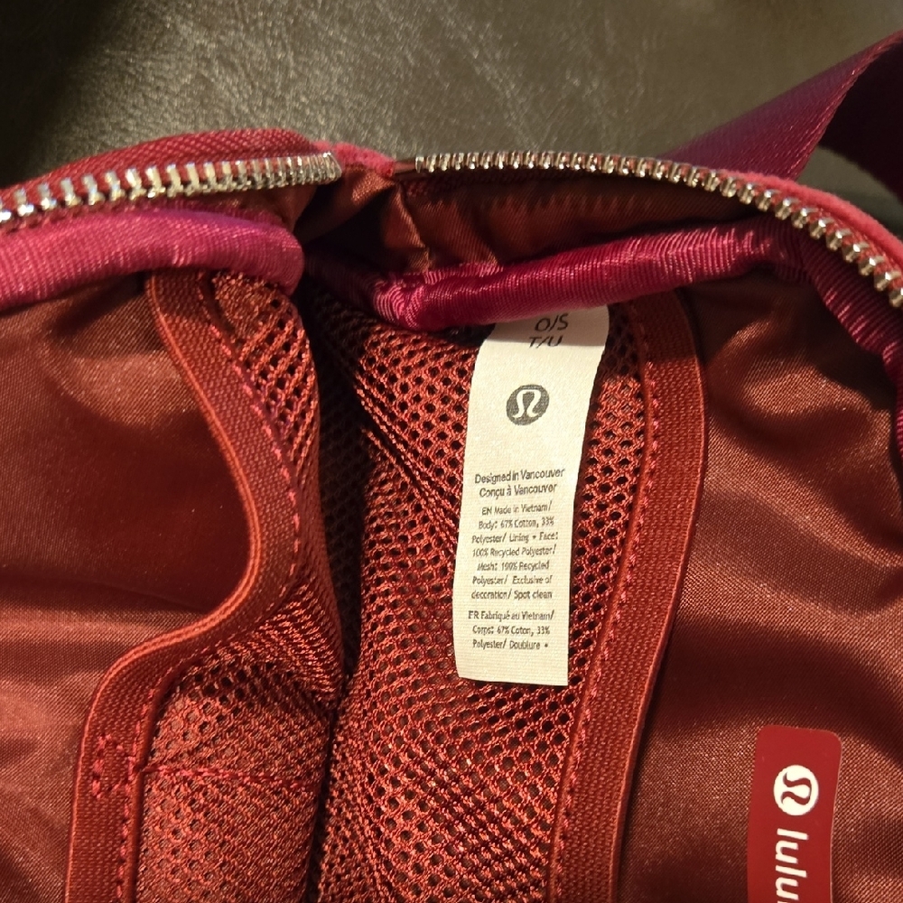 Lululemon Athletica Red Crossbody Bag with Sporty Design - Picture 7 of 7